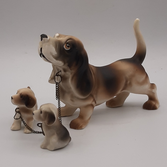 Bassett Hound Dog Mom with Two of Her Puppies on a Chain Porcelain Vintage - Picture 2 of 8